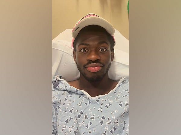 Lil Nas X, Yüzünün Sağ Tarafının Kontrolünü Kaybettikten Sonra Hastaneye Kaldırıldı
