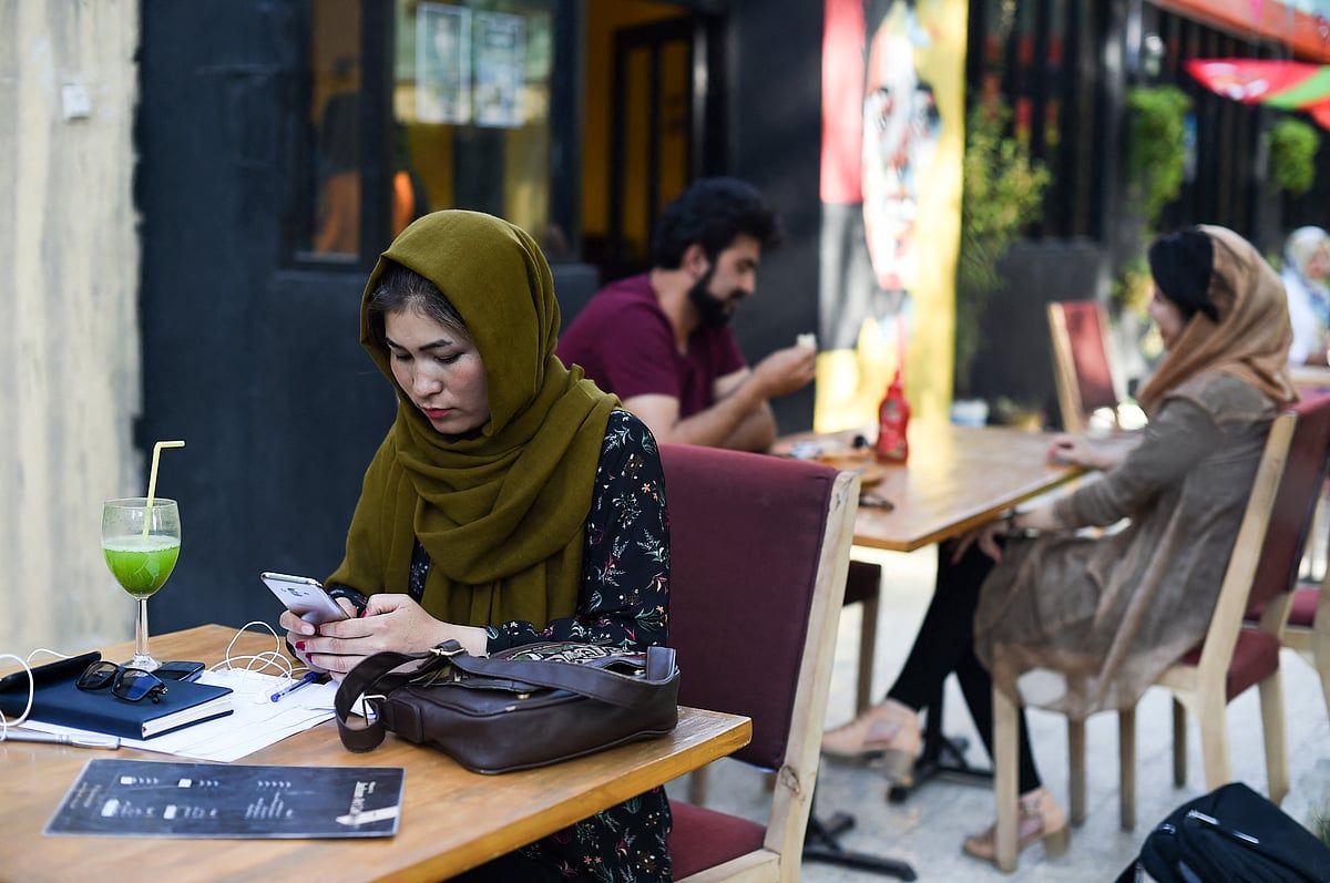 Afgan Taliban'ın Kalbindeki Okullardan Akıllı Telefonlar Yasaklandı