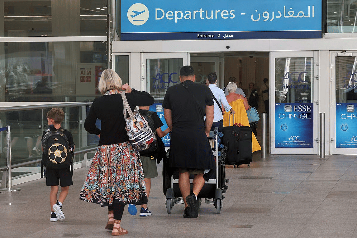 BAE Seyahati: Birçok Bölge Sakini Bölgesel Çatışmalara Rağmen Yaz Tatili Planlarına Devam Ediyor