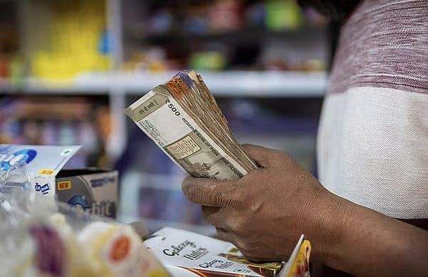 Birleşik Arap Emirlikleri: Hindistan'a Uygulanan %25 ABD Tarifelerinin Rupiyi Daha Da Zayıflatması ve Havaleyi Artırması Muhtemel
