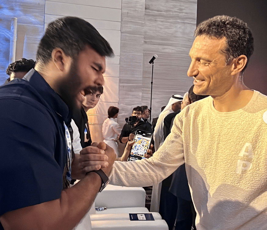 Bu Adam Arjantin Koçu Scaloni ile Tanışmak için Kerala'dan Dubai'ye Gitti