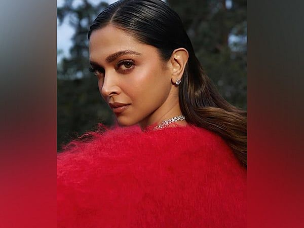 Deepika Padukone, Hollywood Walk Of Fame'de Bir Yıldız Almaya Tepki Gösterdi