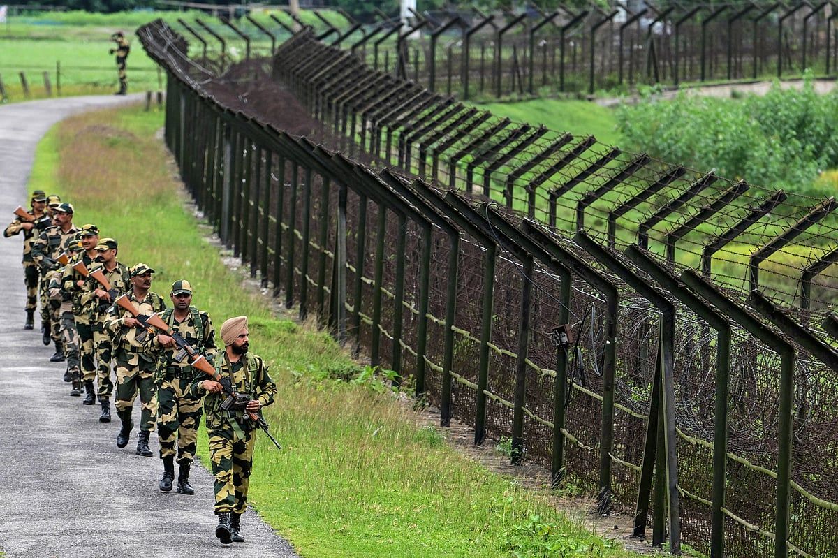 Devrimden Sonra Hindistan Buharlaştıkça Bangladeş Çin'e Isınıyor