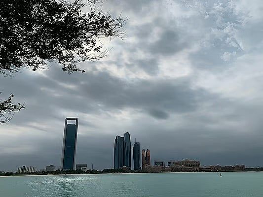 BAE Hava Durumu: Hafif ila Orta Dereceli Rüzgarlar Esecek, Sıcaklık 23ºc'ye Düşecek