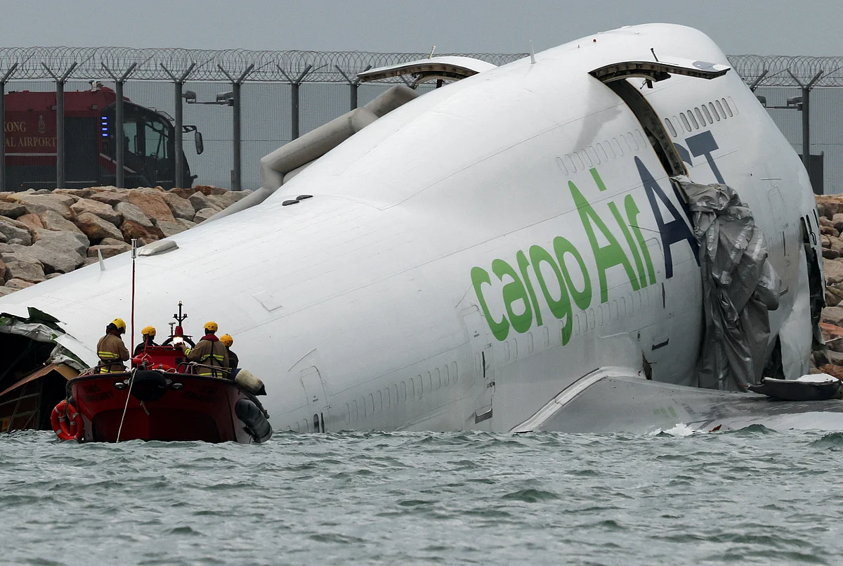 Act Airlines tarafından İşletilen Dubai'den Gelen Kargo Uçağının Hong Kong Pistinden Kayması Sonucu 2 Ölü