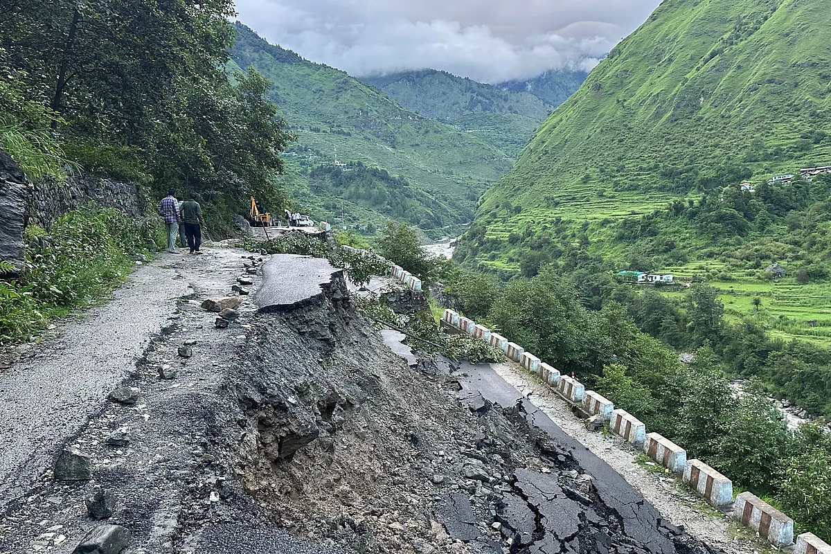 Hindistan: Kuzey Eyaletindeki Heyelan Otobüse Çarptıktan Sonra En Az 10 Kişi Öldü