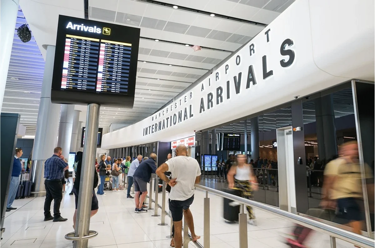 BAE-İngiltere Uçuşları: Emirates, Etihad, Manchester'a Uçan Yolculara Danışmanlık Yapıyor