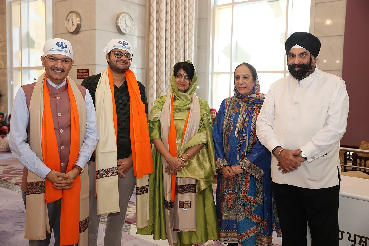 Büyükelçinin Övgüsü: Dr Mittal, Dubai'deki Guru Nanak Dev Ji'yi Onurlandırdı