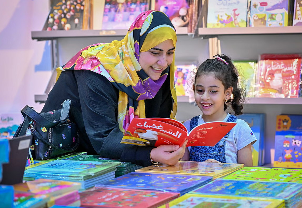 Ekranları Değil Sayfaları Çevirmek: Sharjah Kitap Fuarı'nda Basılı Kitaplar Neden Hala Kalp Kazanıyor