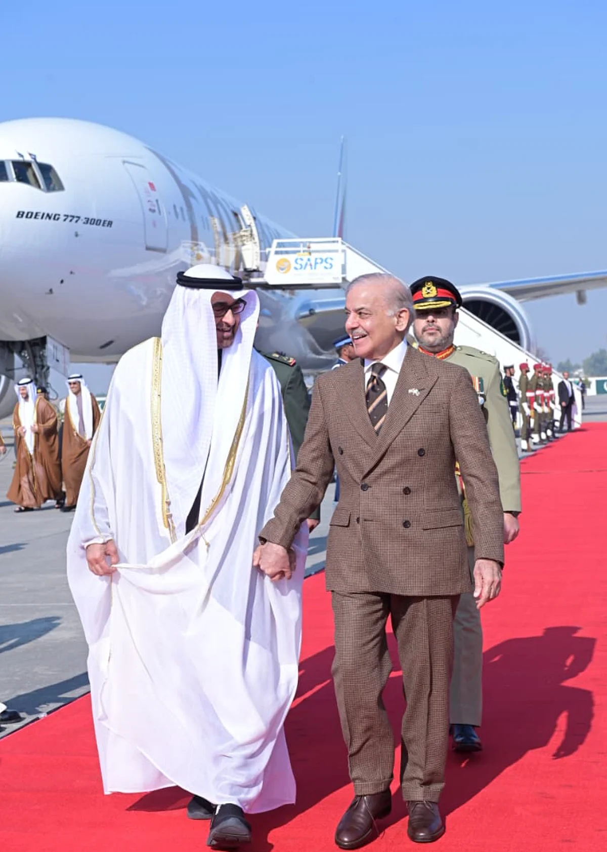 BAE Başkanı, Toplantı Sırasında Pakistan Başbakanı ile Yeni Yıl Selamlarını Paylaştı