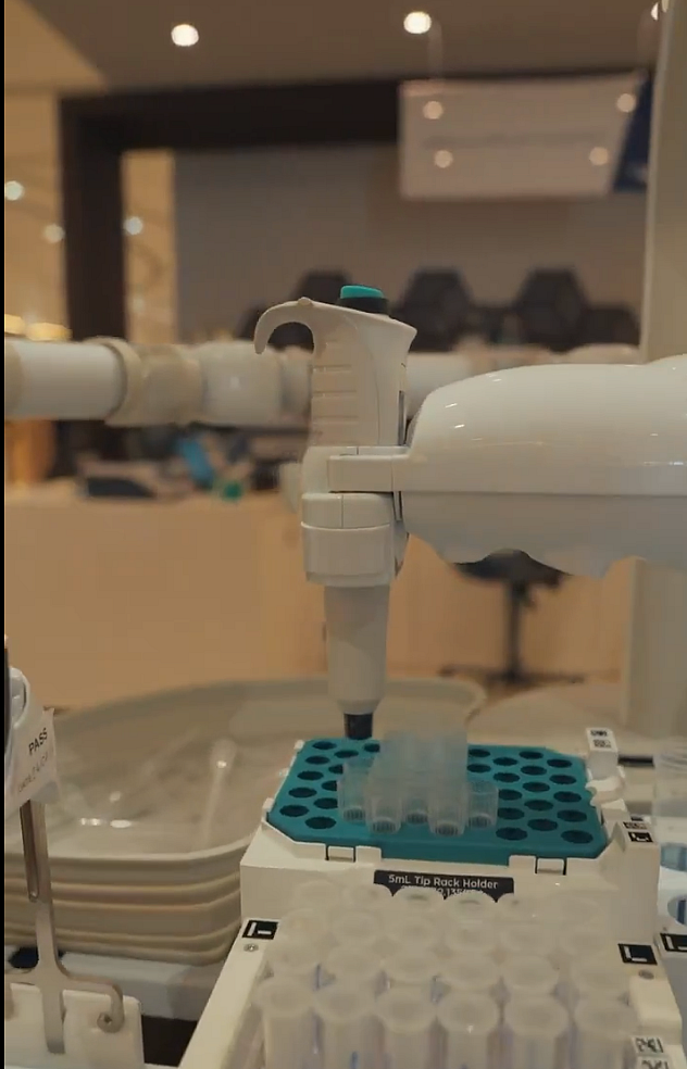 BAE: Robot Bal Örnekleri Topluyor; Hatta Festivali'nde Şeker Seviyesi, Kalitesi Dakikalar İçinde Test Edildi