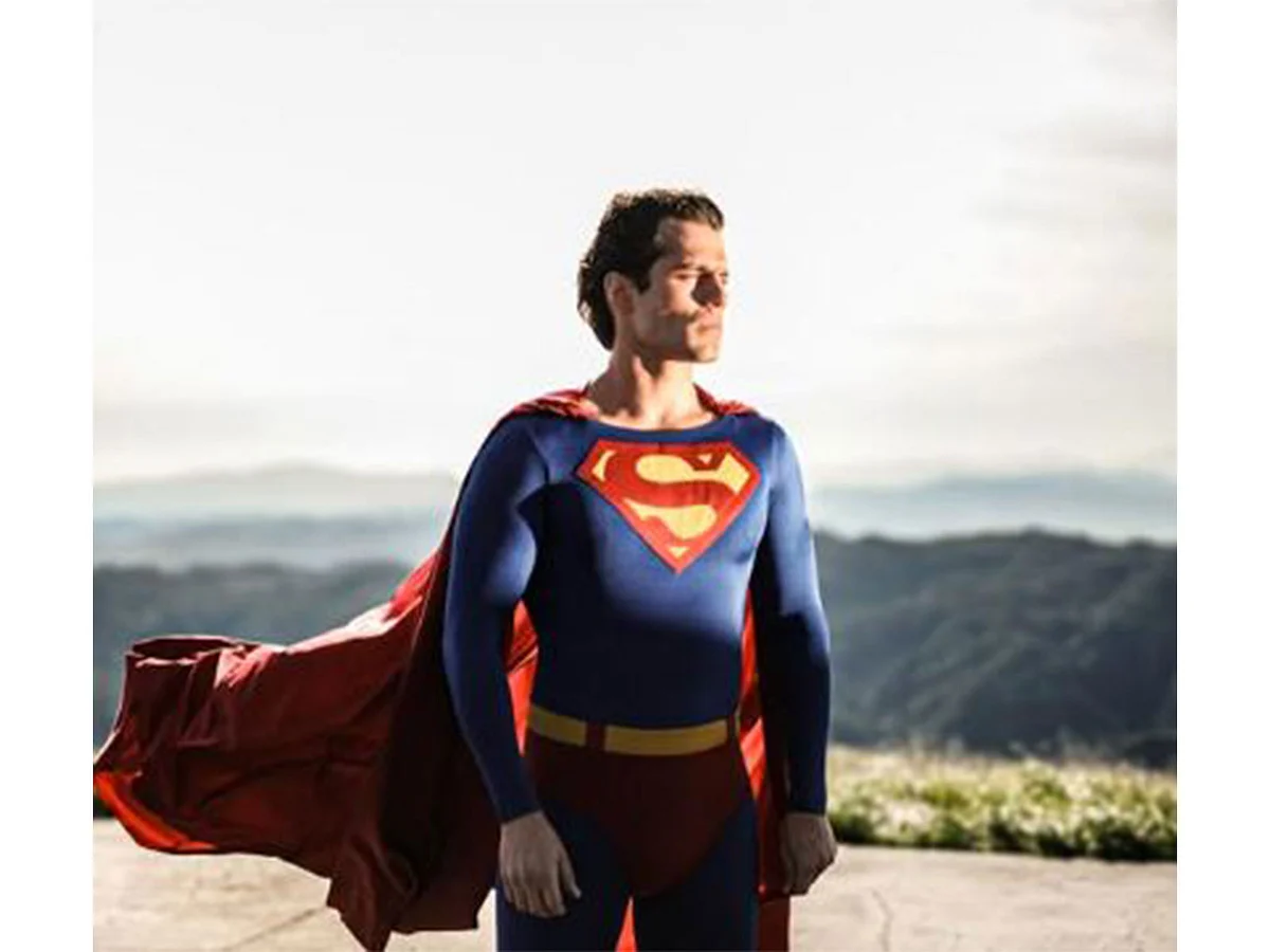 Bakın: Zack Snyder, Henry Cavill'in Test Fotoğraflarını 'Orijinal' Süpermen Takımında Paylaşıyor