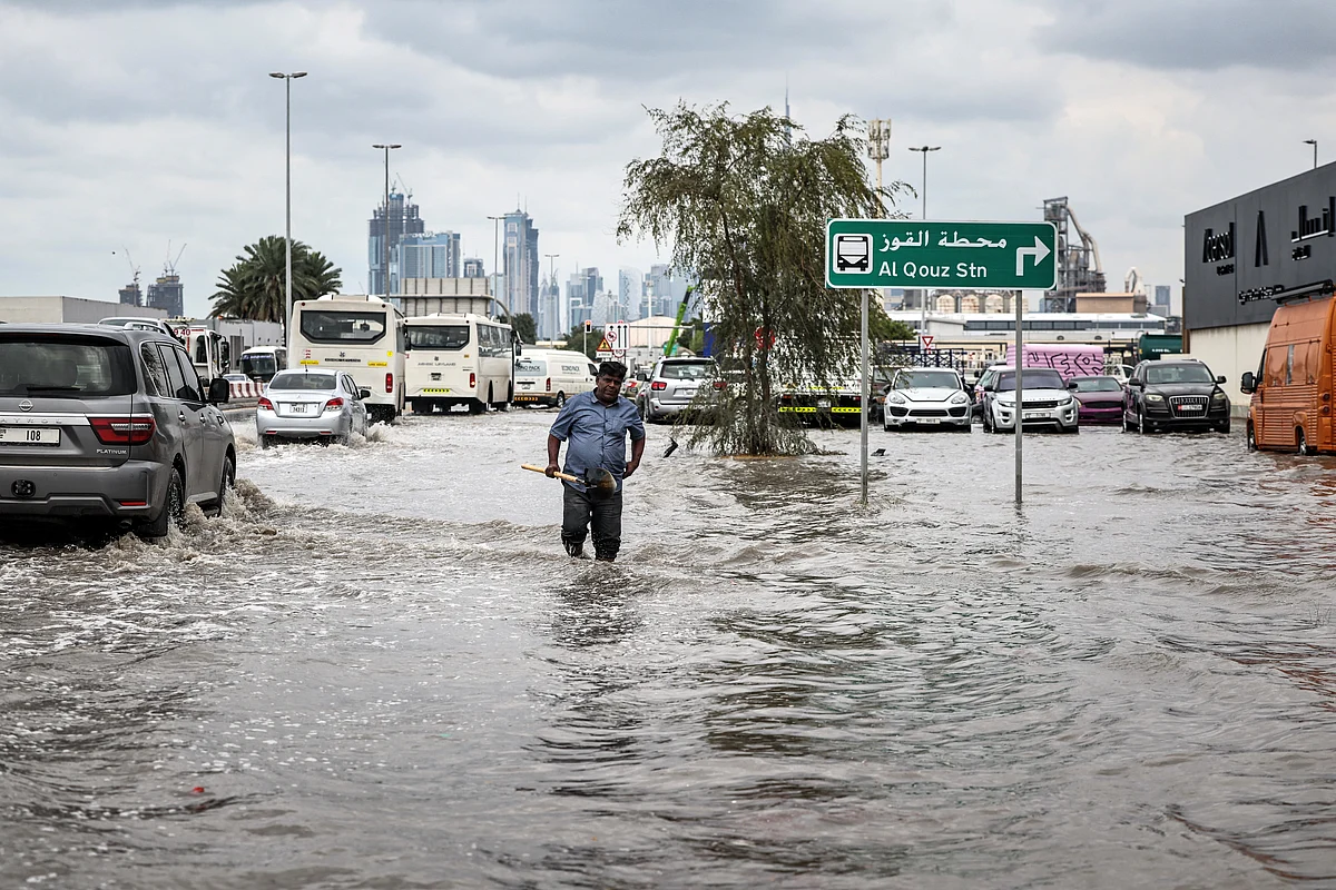 Dubai Polisi, İstikrarsız Hava Koşullarında 2 Günde 39.000'den Fazla Çağrıya Cevap Veriyor