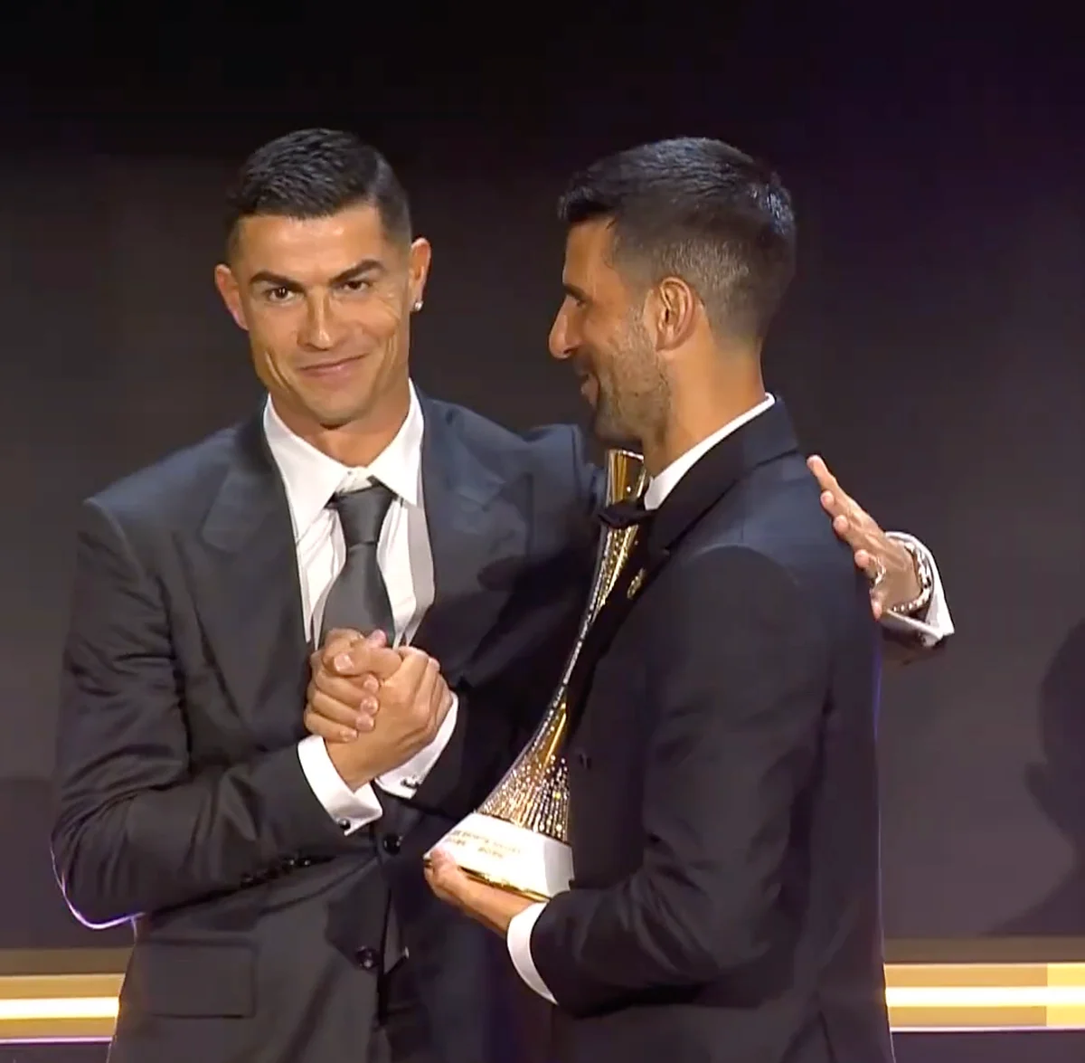 Dubai: Ronaldo, Djokovic'i Duygusal Anda İlk Dünya Spor Ödülü ile Onurlandırdı
