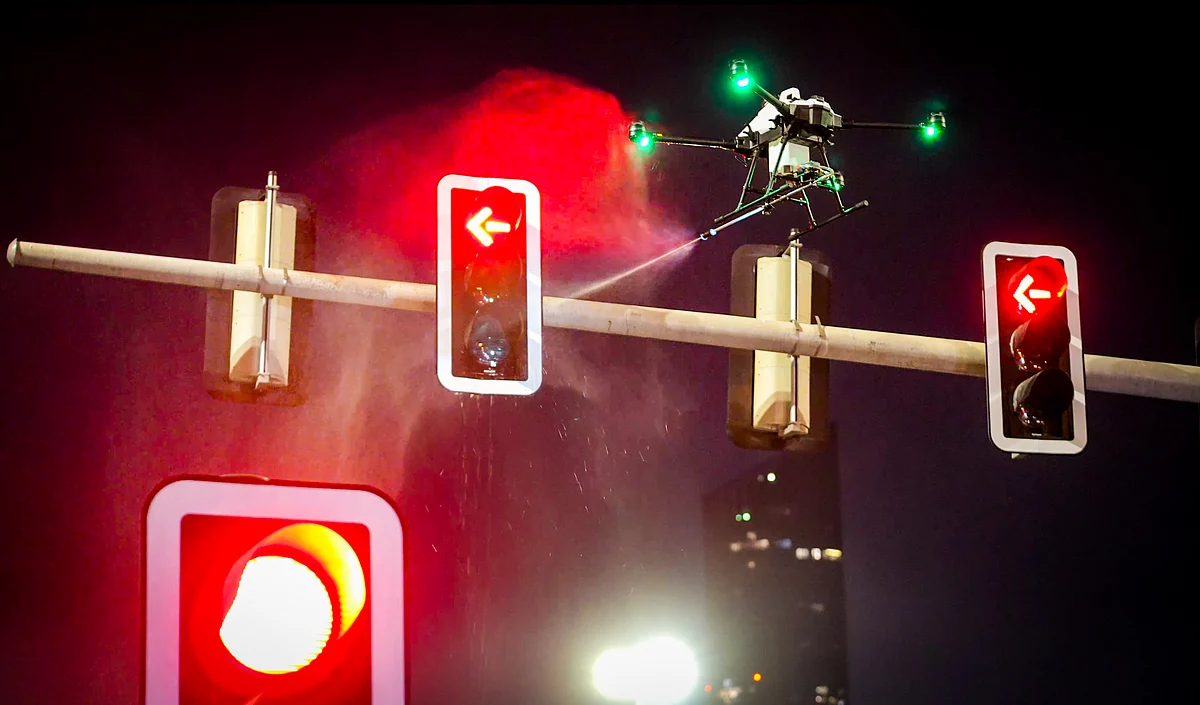Dubai Rta, Trafik Sinyallerini Temizlemek için Drone Pilotunu Başlattı