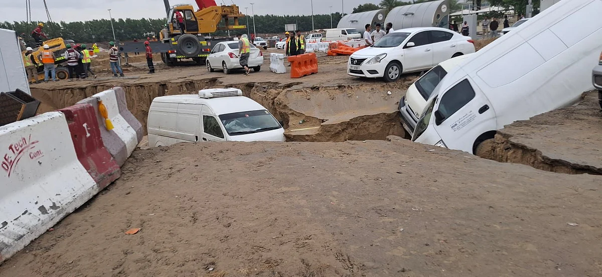 Dubai: Şiddetli Yağışlar Zeminin Bozulmasına Neden Oluyor; Muhaisnah'ta Bazı Arabalar Hasar Gördü