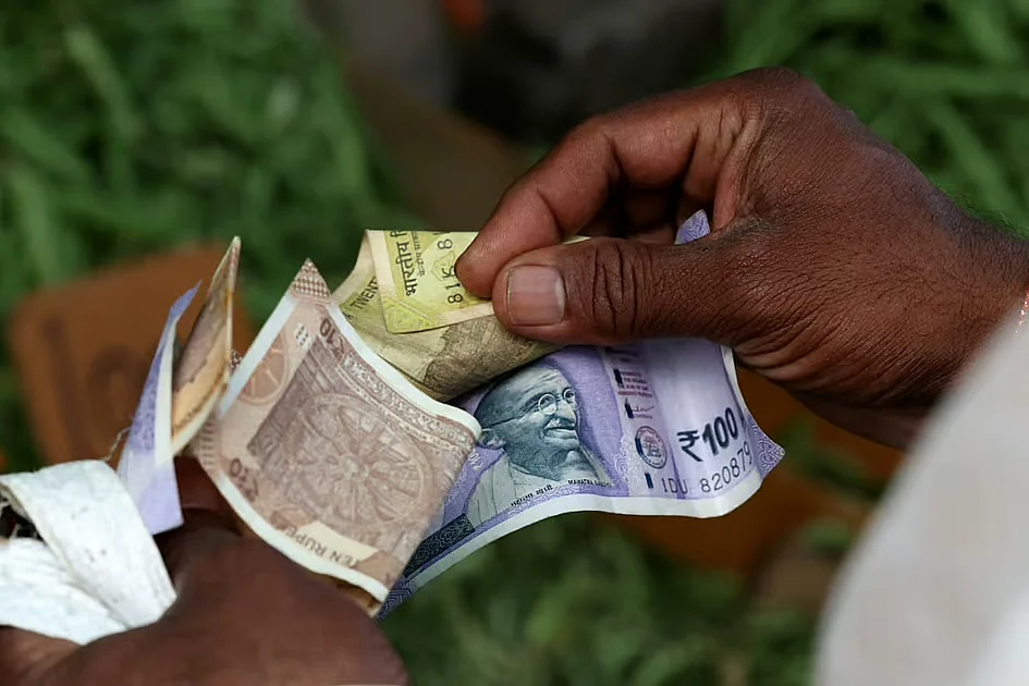 Hindistan Rupisi Tüm Zamanların En Düşük Seviyesi Olan 90 / Usd'ye Düştü, Merkez Bankası Savunmayı Durdurdu