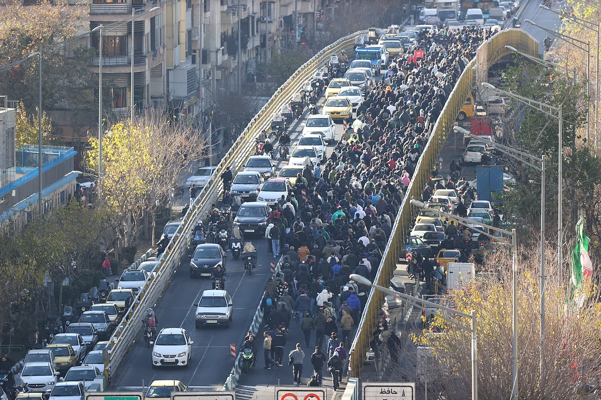 İran Cumhurbaşkanı Hükümet Üzerinde Göstericilerin "Meşru Talepleri" Dinlemeye Çağırıyor
