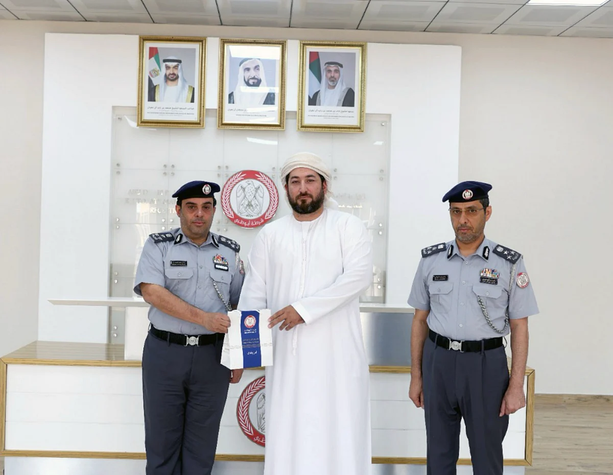 Abu Dabi Polisi, Çöl Motosiklet Kurtarma Görevlisini Onurlandırdı
