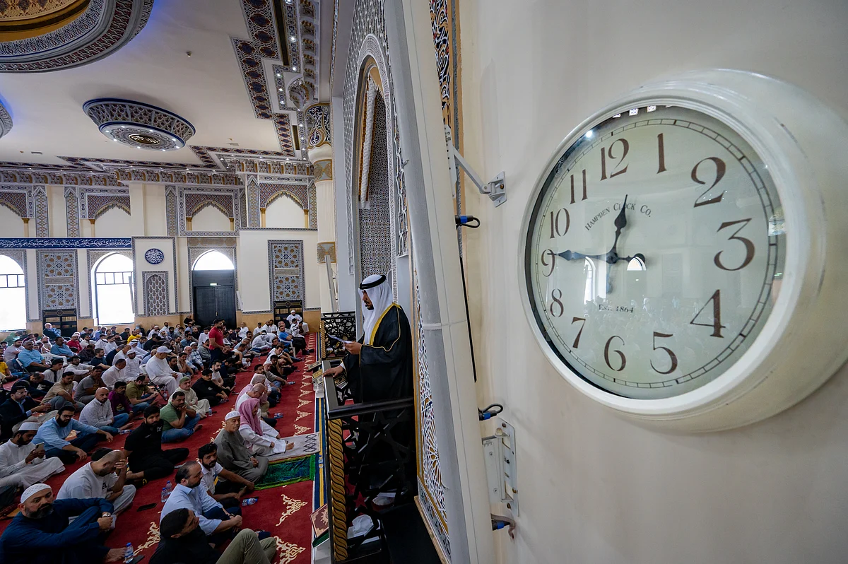 BAE: Camiler Erken Katılımı Sadıkların 12: 45 Cuma Namazına Uyum Sağlamasıyla Görüyor