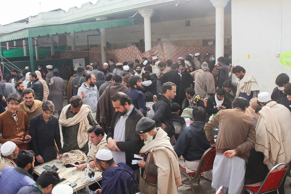Camiler Olası Askeri Harekat Konusunda Uyardıktan Sonra Binlerce kişi Kuzeybatı Pakistan'dan Kaçtı