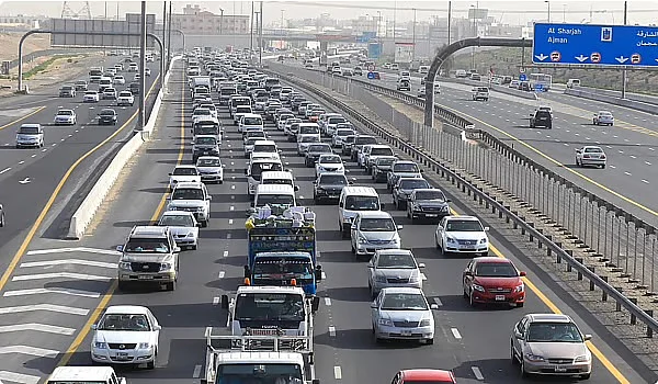 Dubai Polisi, Dxb'nin Karşısındaki Şeyh Muhammed Bin Zayed Yolu'ndaki Kaza Konusunda Sürücüleri Uyardı