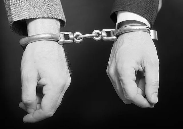 Dubai: Üç Adam Hapse Atıldı, Villa Finansmanı Dolandırıcılığı Nedeniyle 900.000 Dh'yi Ödemesi Emredildi