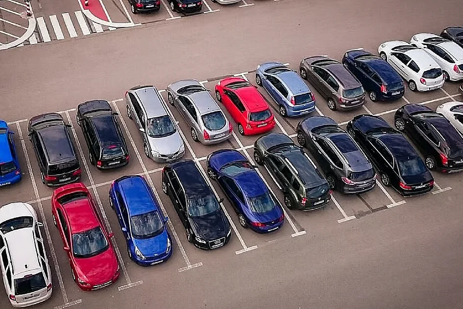 Dubaili Kiracılar Tarifeler Yükseldikçe Ücretsiz Otopark Arıyorlar; Haklar Kira Koşullarına Bağlıdır