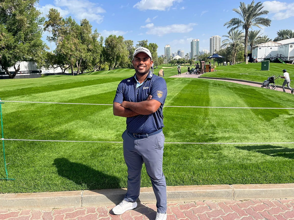 Dubai'nin Rayhan Thomas'ı Korn Feribot Turu Dönüşü Çığır Açan Kulağına Bakıyor
