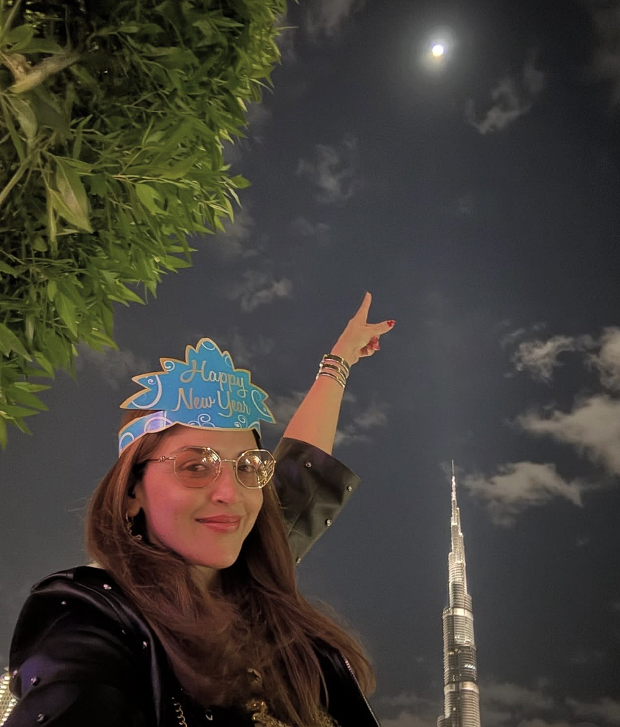Esha Deol, Dubai'de Yeni Yılı Baba Dharmendra'ya Duygusal Bir Saygı İle Karşılıyor