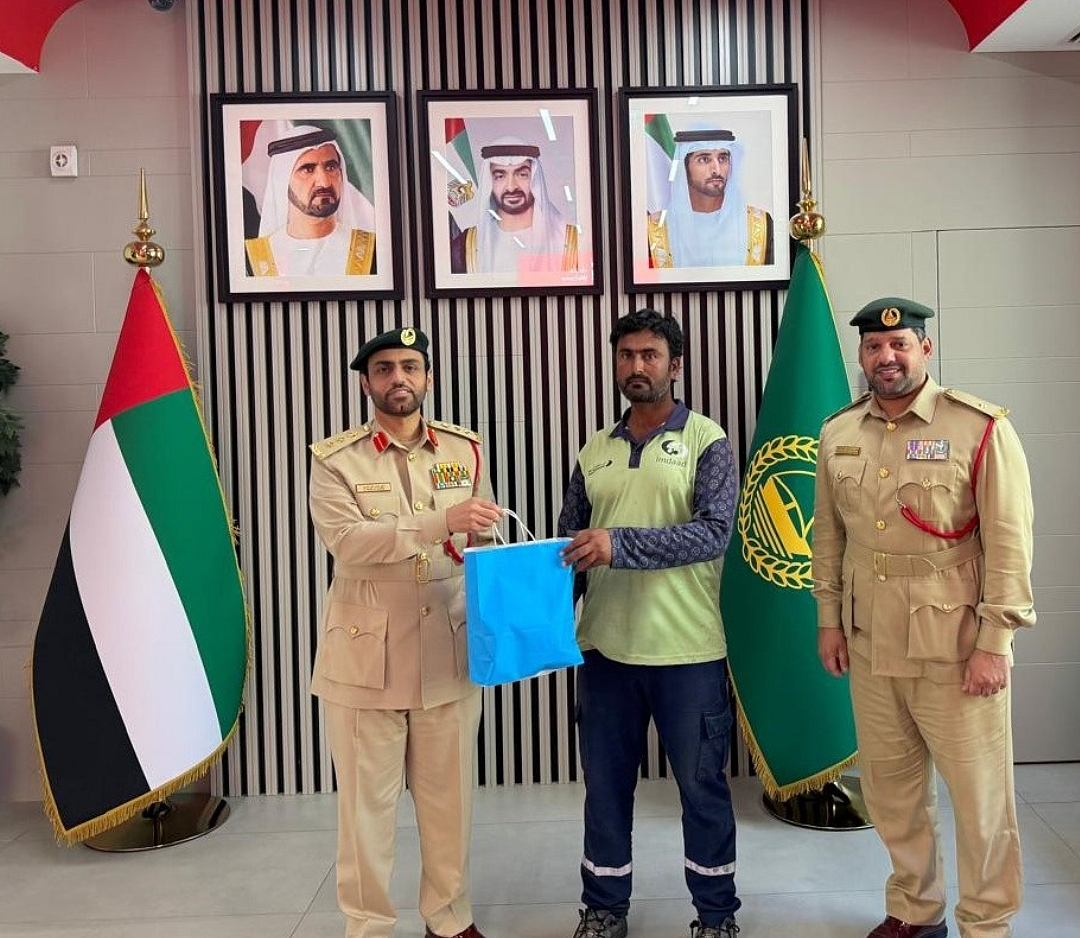 Hatta Polisi, Dubai Belediyesi Çalışanını Pasaport Taşıyan Turist Çantasını İade Ettiği için Onurlandırdı