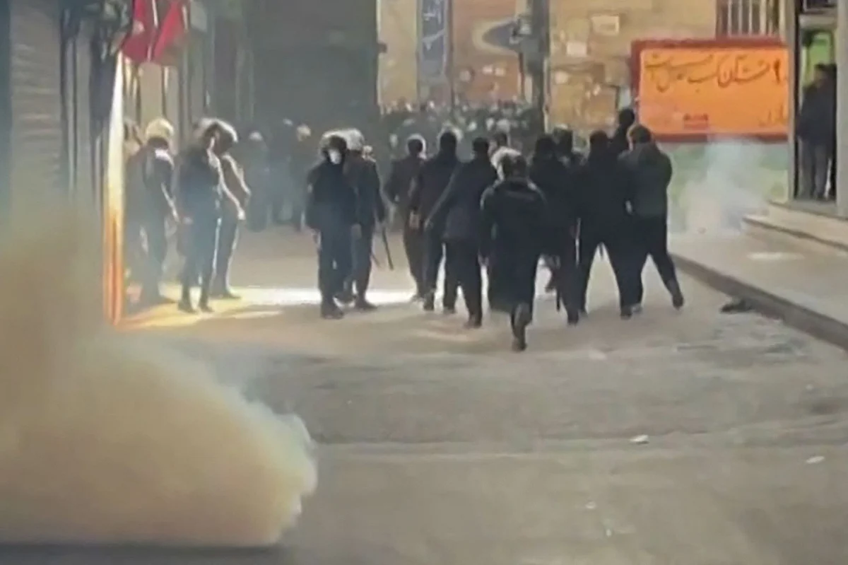 İran Ordusu Halktan 'Düşman Komplolarını' Engellemesini İstedi, Mülkiyeti Koruyacağını Söyledi