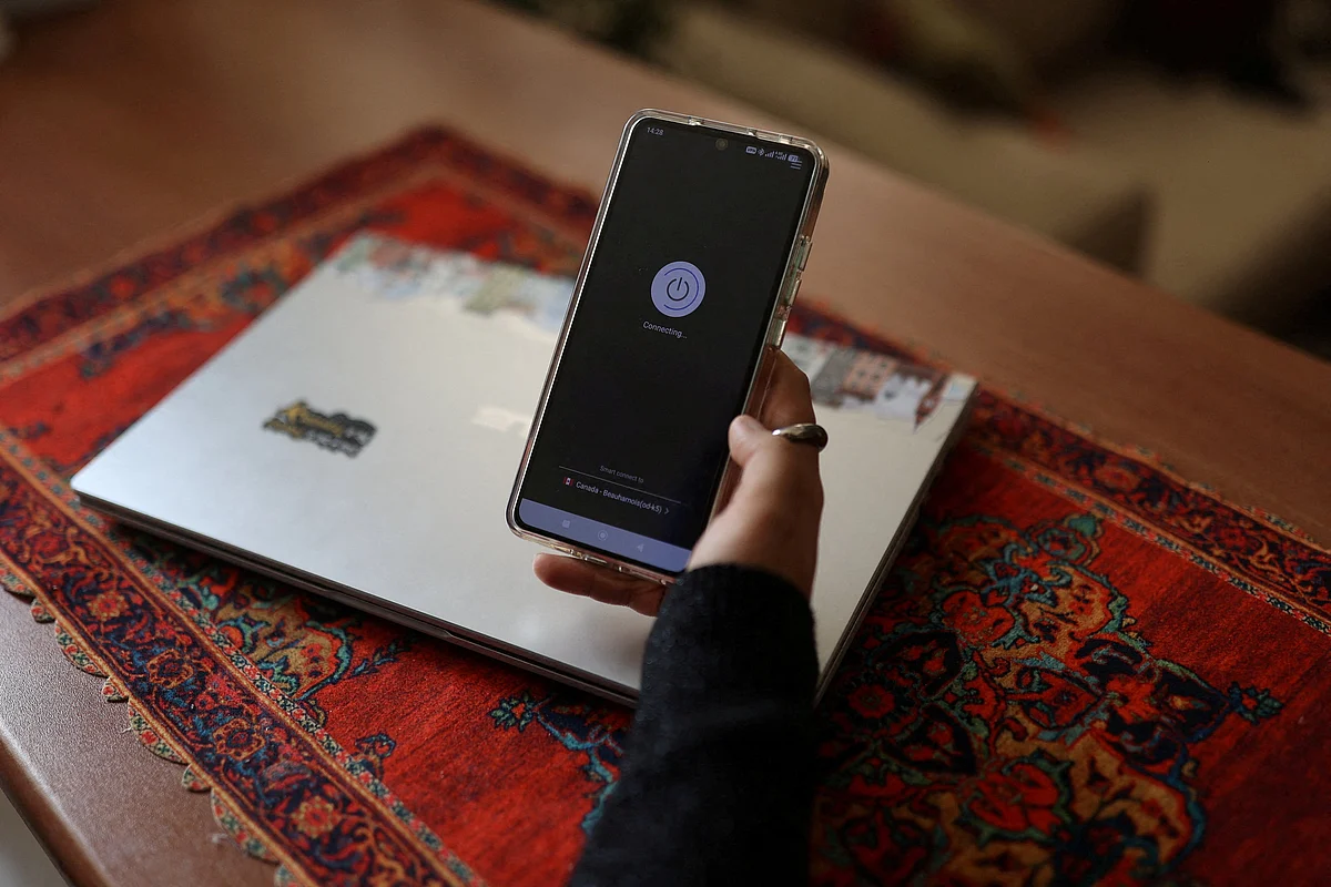 İranlı Yetkili, işletmelerin internet Erişiminin Önümüzdeki Günlerde Yeniden Sağlanabileceğini Söyledi