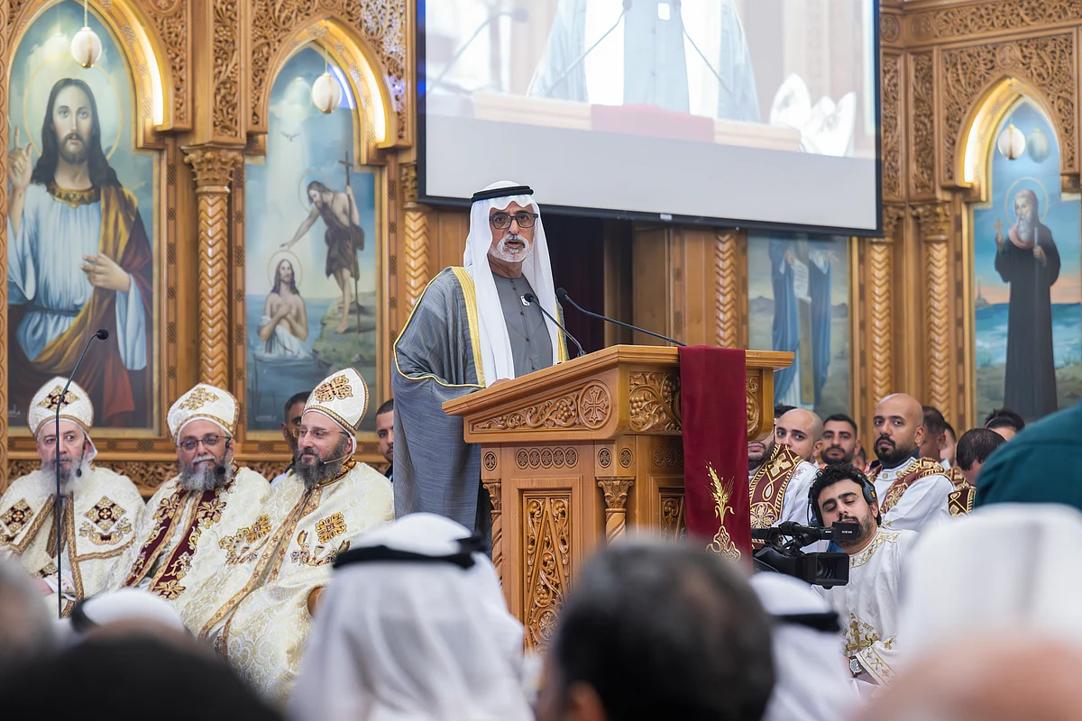 İzle: BAE Bakanı, Abu Dabi'deki Kıpti Ortodoks Kilisesi'nde Noel Kutlamalarına Katıldı