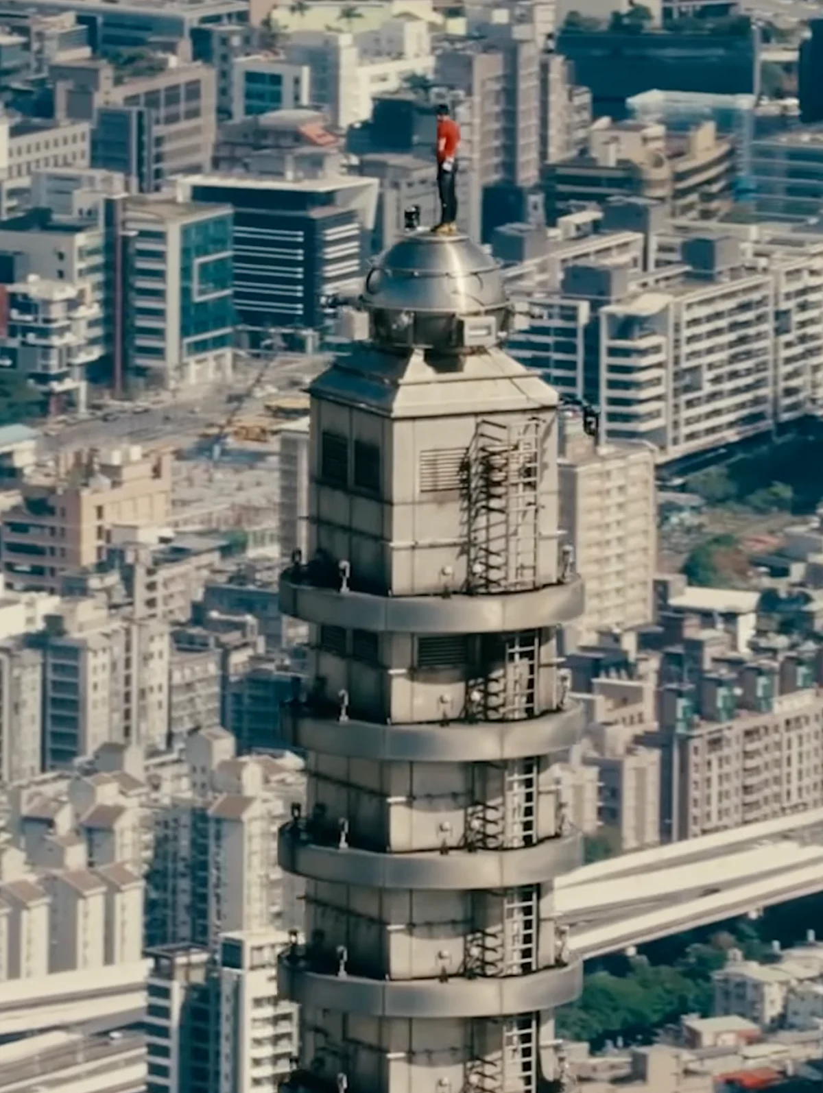 İzleyin: Alex Honnold, Taipei 101'in Ücretsiz Solo Tırmanışını 1 Saat 35 Dakikada Tamamladı