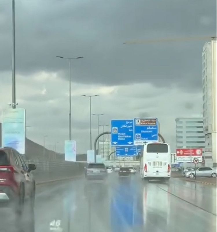 İzleyin: Orta ila Şiddetli Yağmurlar Fujairah, Ras Al Khaimah'ı Vurdu; Ncm Uyarı Veriyor