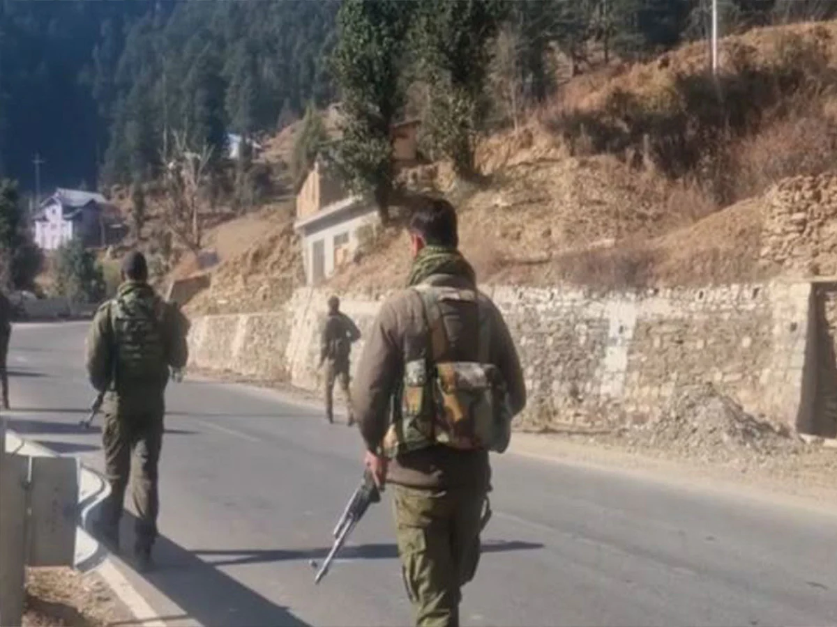 Jammu ve Keşmir'de Ordu Aracının Derin Vadiye Dalması Sonucu 10 Hintli Asker Öldü