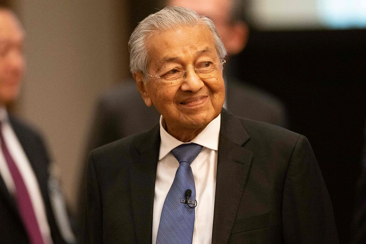 Malezya'nın 100 Yaşındaki Eski Başbakanı Mahathir Düşüşten Sonra Hastanede
