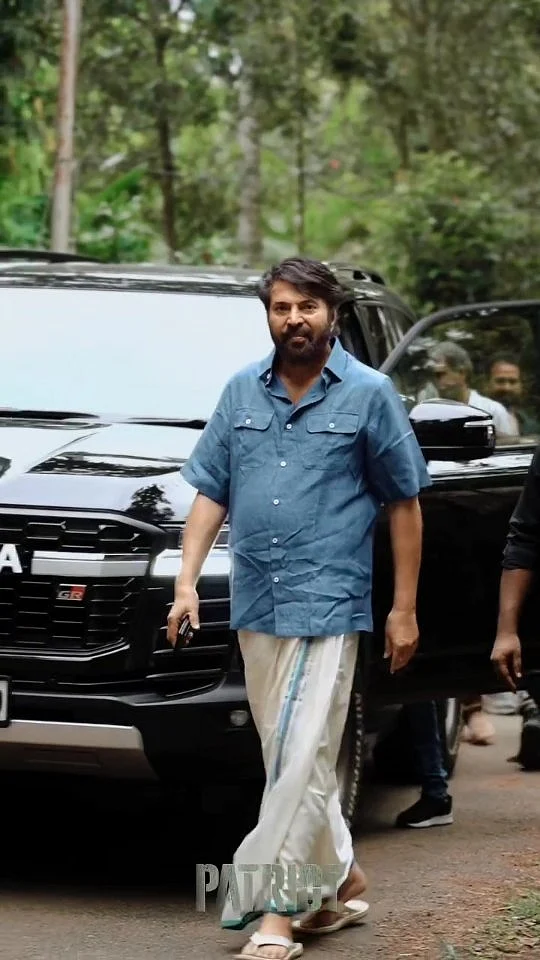 Mammootty ve Mohanlal'ın 'Vatansever'i için Bir Paket