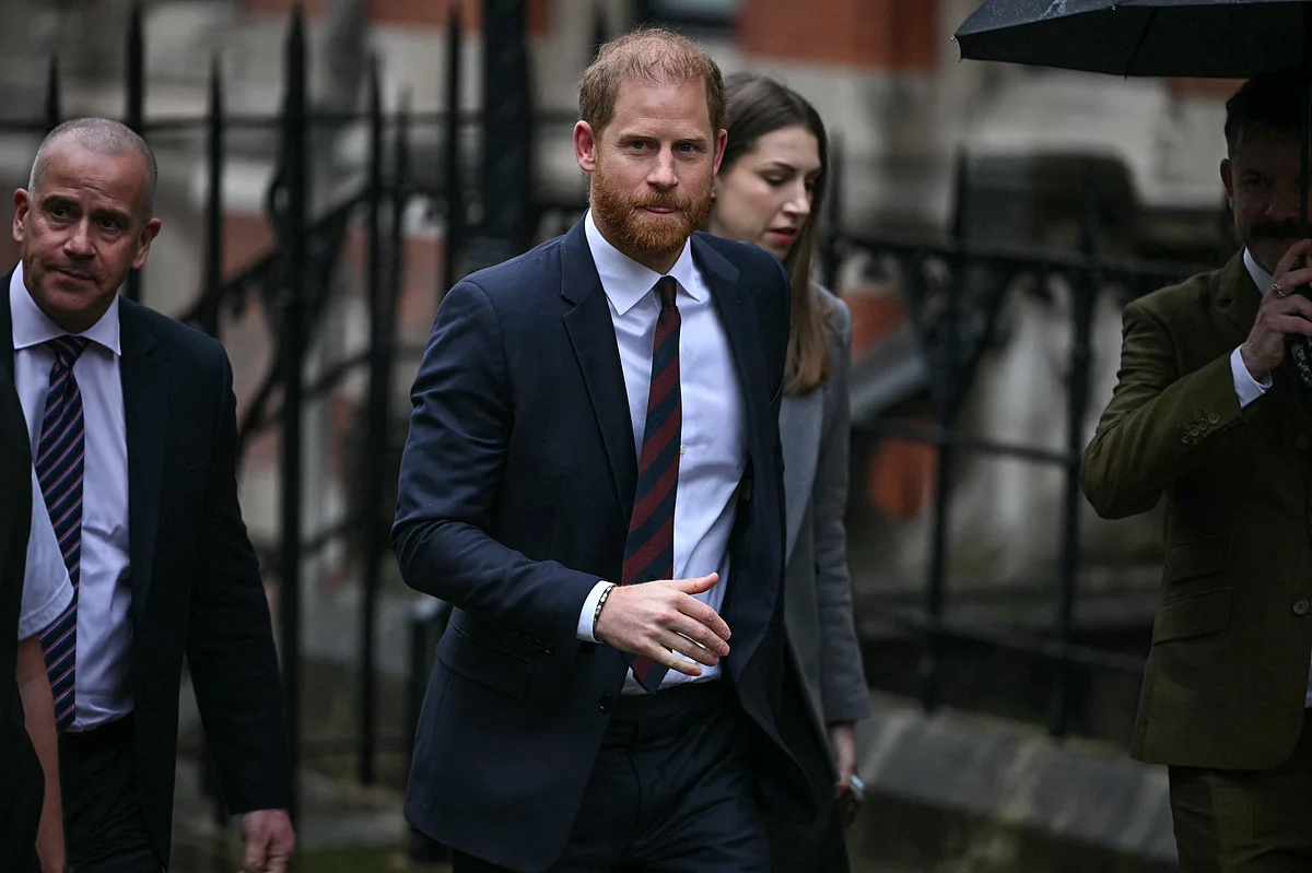 Prens Harry Gözyaşlarını Tutuyor, Daily Mail'in Meghan'ın Hayatını Sefalet Haline Getirdiğini Söylüyor