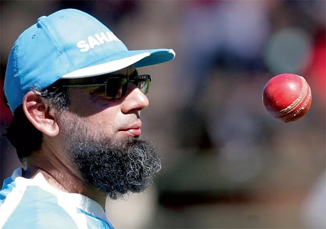 Saqlain Mushtaq, Sharjah'daki BAE Kriketçileriyle Spin Sırlarını Paylaşıyor