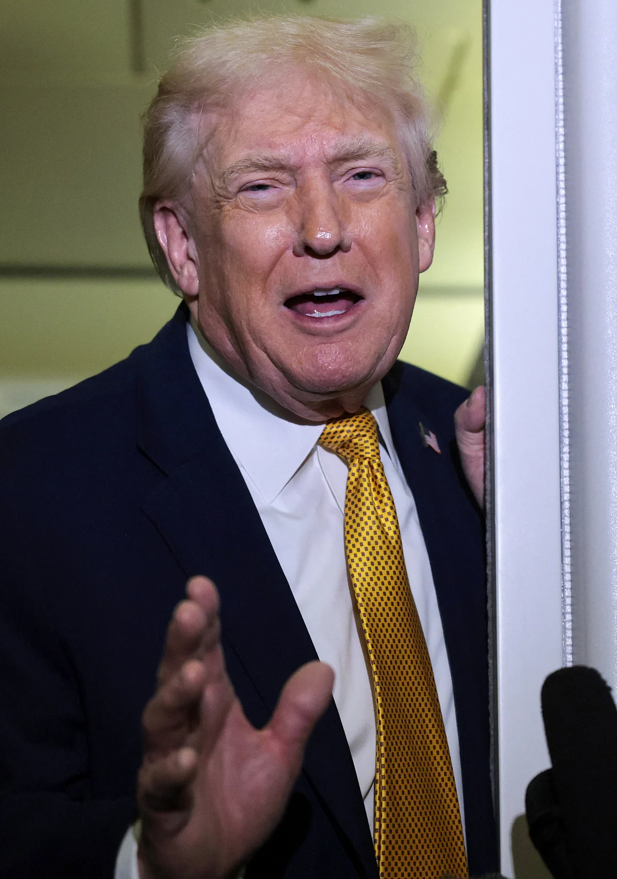 Trump, Kolombiya'ya Yönelik Askeri Operasyonu Tehdit Ediyor, Küba'nın Kendi Başına Düşeceğini Söyledi
