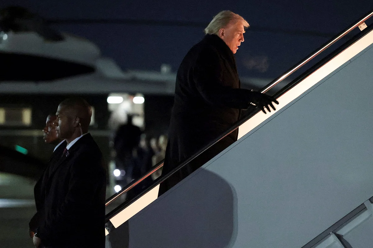 Trump'ın Uçağı 'Küçük Elektrik Sorunu' Sonrasında Güvenli Bir Şekilde İndi, Davos Gezisi Devam Edecek