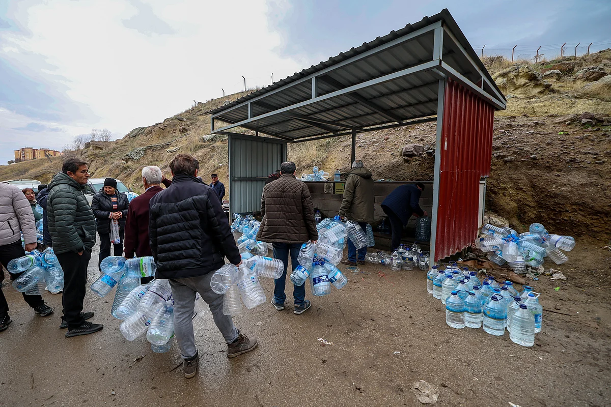 Türkiye: Ankara Belediye Binası 'Rekor Kuraklık' Nedeniyle Su Kesintilerini Açıkladı