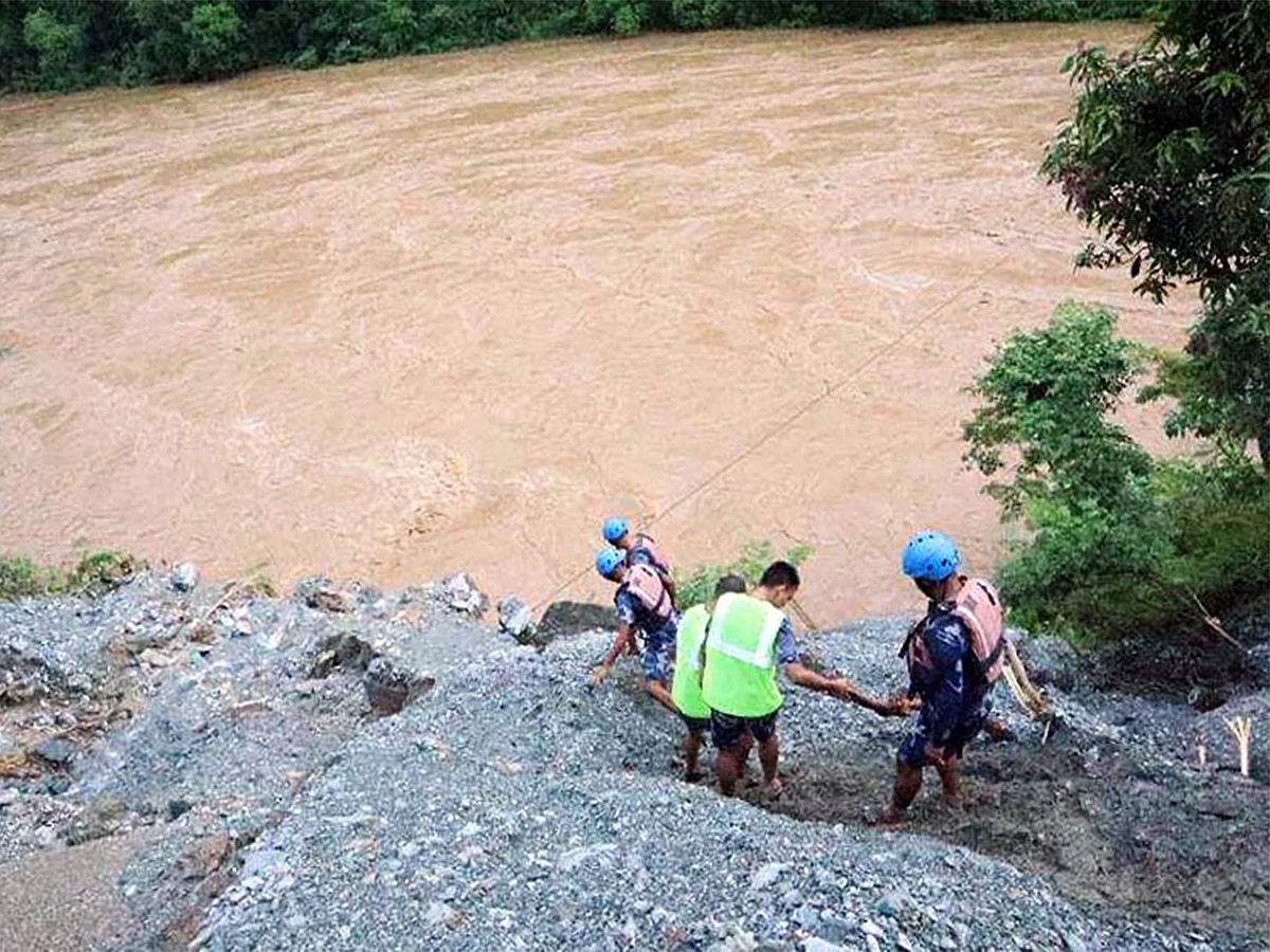 35'ten Fazla Yolcu Taşıyan Otobüs Nepal Nehri'ne Daldıktan Sonra En Az 18 Kişi Öldü