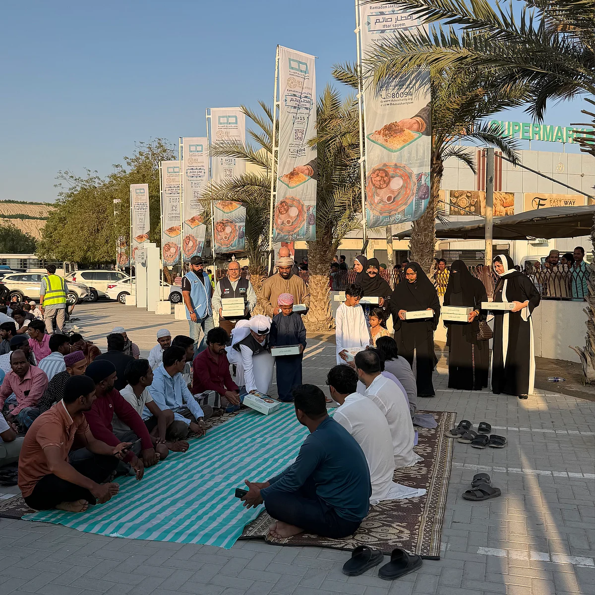 6 Emirlik Ailesi, Muhaisnah'taki Dubai'deki Al Ghafar Camii'nde 13.000 İftar Yemeği Hazırlıyor