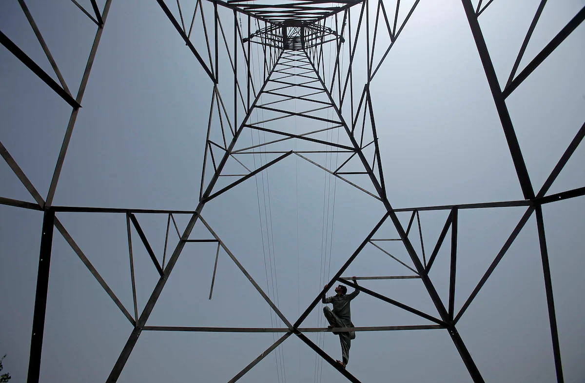 Analistler, Pakistan'ın Enflasyonu Yükseltmek, Sanayiye Yardım Etmek için Elektrik Fiyatları Önerdiğini Söylüyor