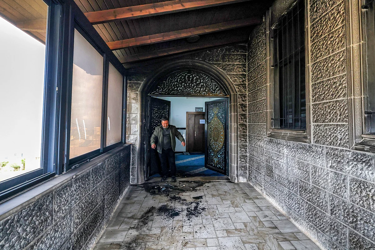 Arap Birliği, İsrailli Yerleşimcilerin Ramazan Ayında Batı Şeria'daki Camiyi Yakmasını Kınadı