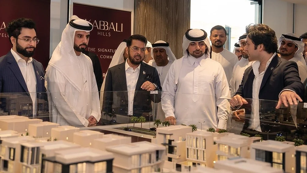 Arif Developments, Şeyh Sultan Alnuaimi'nin Huzurunda Ajman'daki Kabbali Tepelerini Tanıttı