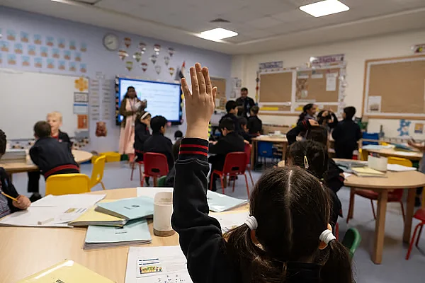BAE Konseyi, Resmi Tatillerden Önce Toplu Öğrenci Devamsızlıklarını İşaret Ediyor; Yeni Politikalar Sorunu Çözüyor
